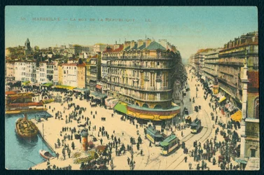 Postkort, der forestiller Rue de la Republique i Marseille, Frankrig, ca. 1920 (farvet bw-foto)